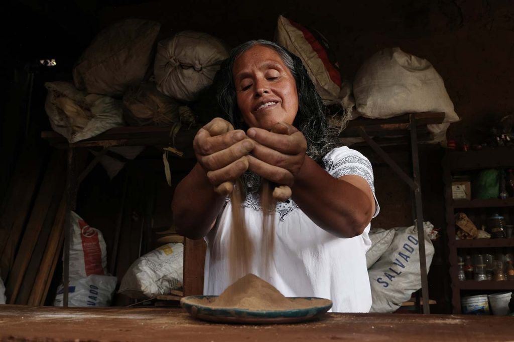 Contenedor de Arte | Herlinda Morales, artesana michoacana que ha dedicado su vida a la alfarería