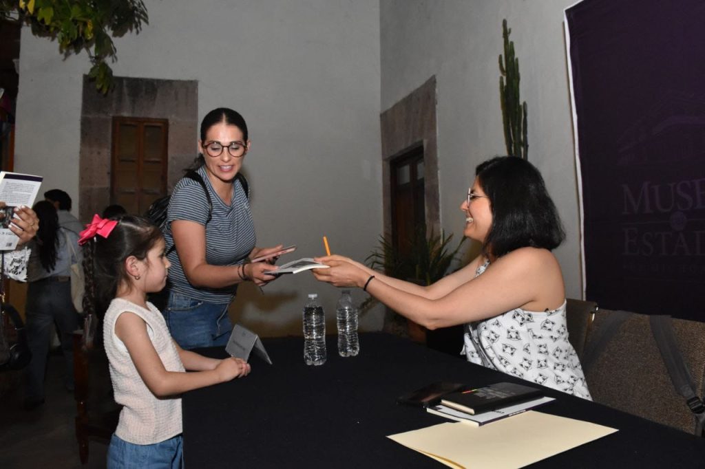 Contenedor de Arte | Se presenta el libro de la ganadora de convocatoria Palabras de Colibrí