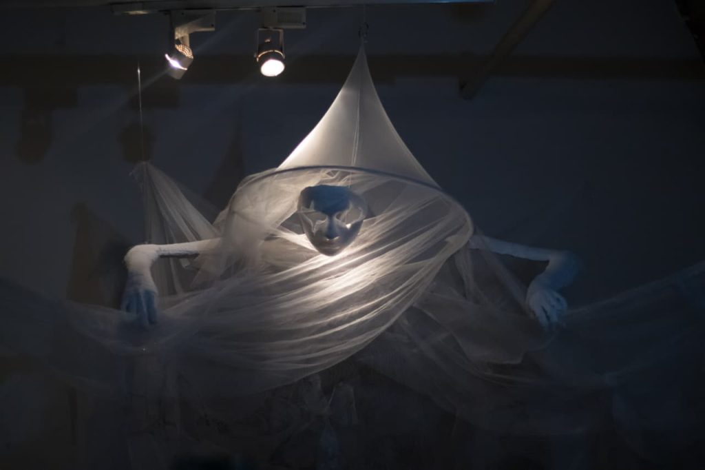 Contenedor de Arte | Entre la memoria y la materia: Disfruta de un viaje visual por las exposiciones de la Casa de Cultura